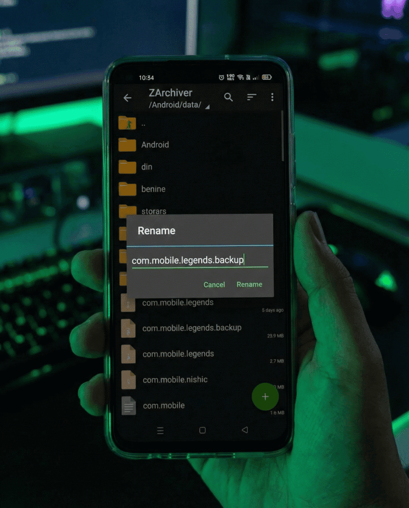 Renaming Mobile Legends folder to backup using ZArchiver app.